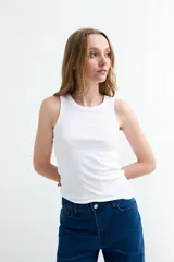 Musculosa blanca de canalé, ajustada al cuerpo, con escote redondo y diseño sin mangas.