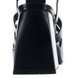 Sandalias negras de cuero sintético, con plataforma y taco ancho. Diseño con tiras entrecruzadas y hebilla ajustable en el tobillo.