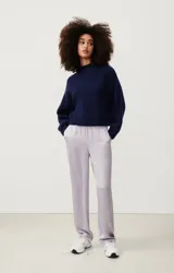 Sweater de punto de corte holgado, con cuello redondo y mangas largas, confeccionado en una mezcla de lana y alpaca.