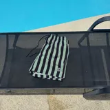 Short de baño con rayas verticales en verde y negro, con cintura elástica ajustable con cordón y logo estampado en la pierna.