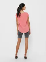 Camiseta básica negra de manga corta, con cuello redondo y diseño de espalda más larga.