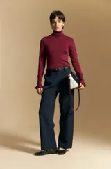 Pantalón de vestir negro con corte recto y tiro medio-alto, confeccionado con líneas sastreras limpias y bolsillos laterales.