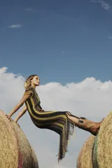 Vestido largo de crochet con lurex, diseño a rayas verticales en tonos beige y negro, con flecos en el ruedo.