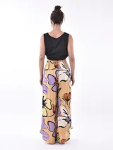 Pantalón palazzo color kaki con cintura elastizada y cordón ajustable.