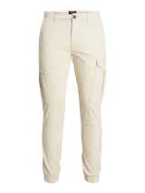 Pantalón cargo color beige con bolsillos laterales y tobillos ajustados.