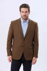 Saco sport de lana en color gris oscuro, con diseño clásico de solapa tradicional, cierre frontal de dos botones y bolsillos laterales con solapa.