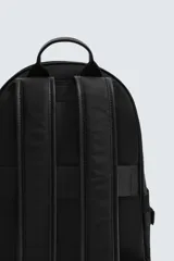 Mochila de tejido técnico en color negro, con compartimento principal con cierre de cremallera, bolsillo frontal con cierre y compartimento interior acolchado para dispositivos electrónicos. Cuenta con parte posterior acolchada, banda de sujeción para equipaje, asa de mano superior y correas de hombro ajustables.