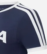 Remera ajustada de algodón color azul marino con cuello redondo y ribetes blancos en el cuello y mangas. Estampado frontal en blanco con el texto "SAMBA 20 Cura 25" y cuatro estrellas doradas debajo.