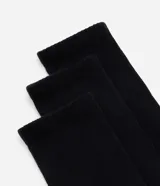 Kit de tres pares de medias deportivas de caña larga, confeccionadas en tejido de algodón suave y resistente.