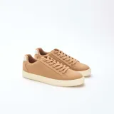 Zapatillas bajas de estilo urbano en color marrón, con suela y detalle en el talón en color crema. Presentan cierre mediante cordones al tono y diseño minimalista.