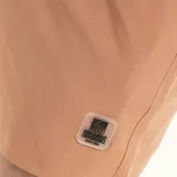 Short de baño liso color verde azulado, con cintura elastizada y cordón de ajuste blanco. Posee un pequeño parche con logo en la parte inferior delantera derecha.