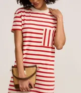 Vestido corto tipo camiseta, con diseño de rayas horizontales rojas y blancas, cuello redondo de punto y bolsillo frontal en el pecho.