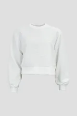 Buzo blanco con cuello redondo y mangas largas con puños elásticos. Estampado en relieve con el logo de la marca en el frente.