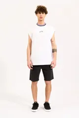 Bermuda Billabong de tipo jogger walk washed, color negro, con cintura elástica con cordón ajustable y bolsillos laterales.