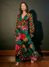 Vestido largo de viscosa estampada con flores y lunares multicolores, escote en V y mangas largas abullonadas.