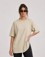 Remerón de corte oversize, color beige, con cuello redondo y mangas cortas. Diseño liso y holgado.