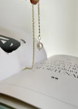 Collar dorado con cadena de eslabones pequeños y dije de perla barroca de río.