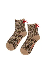 Par de medias de caña media con estampado de leopardo, borde superior con terminación ondulada y detalle de lazo rojo lateral.