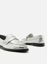 Mocasín plateado con textura croco, marca Arezzo.