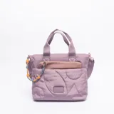 Cartera tipo bolso de mano en color rosa, confeccionada en material sintético acolchado con diseño de costuras curvas. Cuenta con doble asa superior, bolsillo frontal con cierre y un detalle decorativo de cordón trenzado con cuentas naranjas en uno de los laterales.