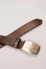 Cinturón de cuero marrón Kosiuko, con hebilla metálica rectangular grabada y detalles de tachas y remaches metálicos de distintos tonos.