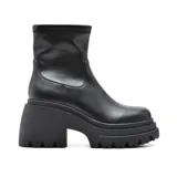 Bota corta negra de cuero sintético con caña elastizada, plataforma y taco track.