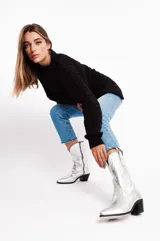 Botas tejanas de cuero plateado con taco bajo y cierre lateral.