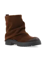 Bota de caña media en cuero gamuza color marrón, con diseño fruncido y suela track negra de caucho.