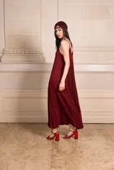 Vestido largo plisado color borgoña con lurex, escote en V y breteles finos.