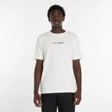 Remera de algodón de cuello redondo y manga corta, color blanco, con logo de la marca estampado en el pecho y diseño gráfico tipo collage en la espalda.