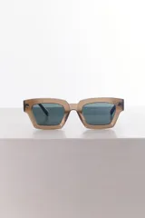 Lentes de sol color marrón con marco cuadrado y lentes polarizadas con protección UV400.