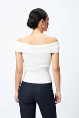 Top tejido de punto acanalado color blanco, con escote bardot que deja los hombros al descubierto.
