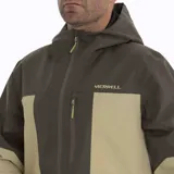 Campera impermeable Merrell modelo Bravo Hard Shell, diseñada para actividades outdoor. Presenta un diseño bicolor en tonos verde oscuro y beige, con capucha ajustable, cierre frontal completo y bolsillos laterales con cierre. Confeccionada en poliéster ripstop con membrana técnica de alta impermeabilidad y transpirabilidad, cuenta con costuras selladas para mayor protección.