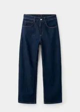 Pantalón de jean estilo barrel con diseño balloon, tiro alto y cinco bolsillos. Presenta cierre frontal con cremallera y botón, y trabillas para cinturón.
