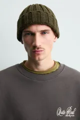 Sudadera gris oscuro de corte relaxed fit, cuello redondo y manga larga, con estampa en contraste en el pecho y acabados en rib.