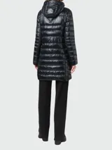 Campera puffer larga color negro con capucha, cierre frontal y relleno de plumas.
