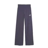 Pantalón calza deportiva Puma de corte ancho, color violeta, con cintura alta elástica y logo pequeño impreso en la pierna izquierda.