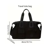 Bolso deportivo multifunción color negro, con diseño liso, compartimento principal con cierre, bolsillo frontal con solapa y bolsillo frontal con cierre. Cuenta con doble asa de mano y correa de hombro ajustable y extraíble. Incluye detalle de logo circular en la parte inferior.