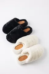Pantuflas tipo slides forradas en piel sintética, con base de goma de 4 cm de altura y plantilla con logo grabado.
