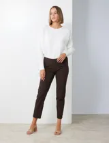 Pantalón negro de gabardina elastizada, marca Zac & Rachel. Corte recto, pretina ancha pespunteada, bolsillos simulados y largo al tobillo.