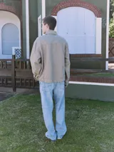 Jean celeste de corte baggy, tiro alto y diseño clásico de cinco bolsillos. Confeccionado en tejido denim con acabado stonewash.