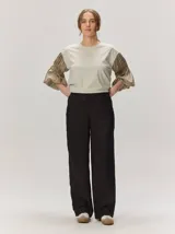 Pantalón azul de corte recto y amplio, con estampado de rayas verticales sutiles, tiro alto y cintura elástica fruncida.