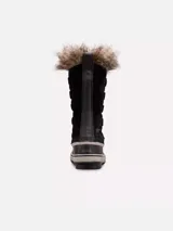 Bota de invierno impermeable Sorel modelo Joan Of Arctic, color negro, con base de caucho vulcanizado, empeine de ante, ribete de piel sintética en la parte superior de la caña y cordones frontales con anillas metálicas.