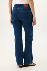 Pantalón de jean azul oscuro de corte recto.