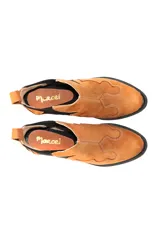 Bota texana corta color beige de cuero con elásticos laterales.