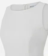 Blusa peplum sin mangas en sarga de algodón blanca, con escote redondo y diseño estructurado con volado amplio en el ruedo.