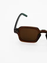 Lentes de sol con armazón de acetato en estampado carey y cristales oscuros.