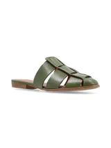 Sandalias planas de cuero color verde militar con diseño de tiras cruzadas y puntera cerrada tipo huarache.