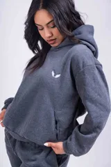 Buzo color piel con capucha y corte holgado.