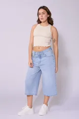 Bermuda de jean celeste, corte ancho a la rodilla.